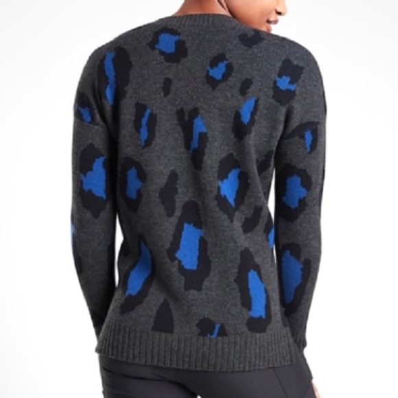 ❤️Athleta Wool Cashmere Crew Neck High Low Sweater Animal Print Grey Blue XS - Picture 2 of 8